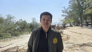 คลื่นอ่าวไทยถล่ม “หาดสามพระยา–แหลมศาลา” เขาสามร้อยยอด กัดเซาะหนัก ต้นสนอายุ 30 ปีล้มเกลื่อน