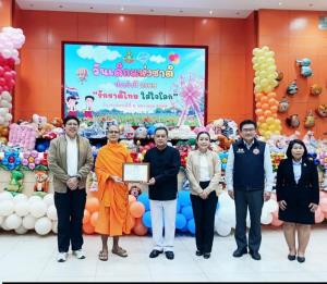 พ่อเมืองปทุม มอบเกียรติบัตรองค์กรสนับสนุนกิจกรรมสังคมแก่วัดพระธรรมกาย