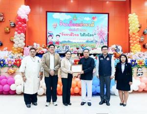 พ่อเมืองปทุม มอบเกียรติบัตรองค์กรสนับสนุนกิจกรรมสังคมแก่วัดพระธรรมกาย