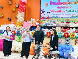 พ่อเมืองปทุม มอบเกียรติบัตรองค์กรสนับสนุนกิจกรรมสังคมแก่วัดพระธรรมกาย