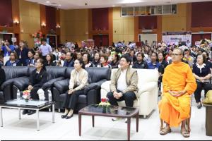 พ่อเมืองปทุม มอบเกียรติบัตรองค์กรสนับสนุนกิจกรรมสังคมแก่วัดพระธรรมกาย