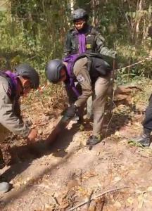 เจ้าหน้าที่ยังคงเร่งเก็บกู้ซากจรวดBM 21 ในพื้นที่ อ. ตาพระยา จ.สระแก้ว