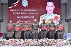 ผบ.ตร.มอบรางวัล 6 ตำรวจน้ำดี อุทิศตัวปฏิบัติหน้าที่ ตามโครงการ "ทำดีมีรางวัล"
