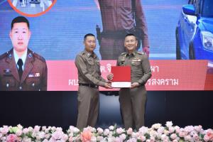 ผบ.ตร.มอบรางวัล 6 ตำรวจน้ำดี อุทิศตัวปฏิบัติหน้าที่ ตามโครงการ "ทำดีมีรางวัล"