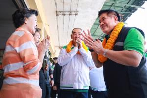 “ธรรมนัส” เปิดศึกเลือกตั้งวันแรกที่ จ.นครนายก เดินตลาดพบชาวบ้าน ชู ลดต้นทุนเกษตร-ดันท่องเที่ยวเมืองรอง ลุยแก้เศรษฐกิจฐานราก