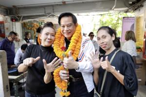 'พีระพันธุ์' บุกแฟลตดินแดง ดัน 'แม็ก เบอร์ 3' สานต่องานพื้นที่ ย้ำ 30 ปีไม่เคยทิ้งกัน