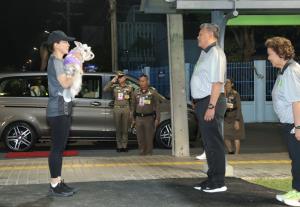 พระราชินี ทรงรวมเดิน และพระราชทานถ้วยรางวัลในการแข่งขันวิ่ง  โครงการวิ่งเพื่อให้หมาได้วิ่ง ครั้งที่ 5