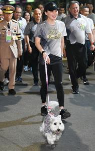 พระราชินี ทรงรวมเดิน และพระราชทานถ้วยรางวัลในการแข่งขันวิ่ง  โครงการวิ่งเพื่อให้หมาได้วิ่ง ครั้งที่ 5