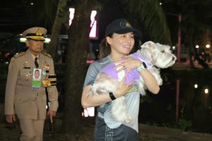 พระราชินี ทรงรวมเดิน และพระราชทานถ้วยรางวัลในการแข่งขันวิ่ง  โครงการวิ่งเพื่อให้หมาได้วิ่ง ครั้งที่ 5