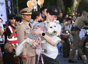 พระราชินี ทรงรวมเดิน และพระราชทานถ้วยรางวัลในการแข่งขันวิ่ง  โครงการวิ่งเพื่อให้หมาได้วิ่ง ครั้งที่ 5