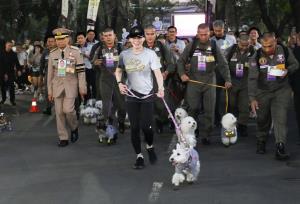 พระราชินี ทรงรวมเดิน และพระราชทานถ้วยรางวัลในการแข่งขันวิ่ง  โครงการวิ่งเพื่อให้หมาได้วิ่ง ครั้งที่ 5