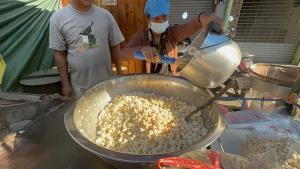 ข้าวโพดคั่วโบราณ “ป้าต้อย” หอมหวานมันเค็ม สูตรเตาถ่าน ขายยาวกว่า 20 ปี ถุงละ 10 บาท