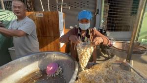 ข้าวโพดคั่วโบราณ “ป้าต้อย” หอมหวานมันเค็ม สูตรเตาถ่าน ขายยาวกว่า 20 ปี ถุงละ 10 บาท