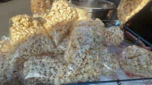 ข้าวโพดคั่วโบราณ “ป้าต้อย” หอมหวานมันเค็ม สูตรเตาถ่าน ขายยาวกว่า 20 ปี ถุงละ 10 บาท