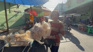 ข้าวโพดคั่วโบราณ “ป้าต้อย” หอมหวานมันเค็ม สูตรเตาถ่าน ขายยาวกว่า 20 ปี ถุงละ 10 บาท