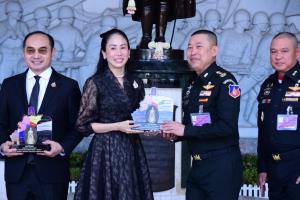 มทภ.1 มอบโล่เชิดชูเกียรติ “ตั๊น-ทีมงานทส. “  ขอบคุณหนุนภารกิจความมั่นคงชายแดน ปกป้องอธิปไตยชาติ