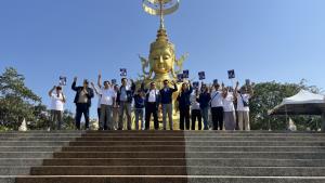 ภูมิใจไทยลุยหาเสียงสันกำแพงบ้านเกิดทักษิณ ชาวบ้านชมเปาะแผนสร้างกำแพงกันเขมร-คนละครึ่งพลัส