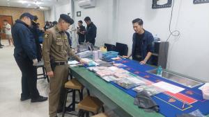 (คลิป)บุกถลายบ่อนใหญ่กลางเมืองโคราช รวบนักพนัน 85 ราย พร้อมของกลางเงินสดกว่า 1 ล้าน อุปกรณ์เพียบ