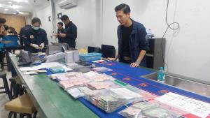 (คลิป)บุกถลายบ่อนใหญ่กลางเมืองโคราช รวบนักพนัน 85 ราย พร้อมของกลางเงินสดกว่า 1 ล้าน อุปกรณ์เพียบ