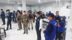 (คลิป)บุกถลายบ่อนใหญ่กลางเมืองโคราช รวบนักพนัน 85 ราย พร้อมของกลางเงินสดกว่า 1 ล้าน อุปกรณ์เพียบ