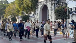 ลพบุรีพร้อมใจแต่งไทยทั้งเมือง! กว่า 3,000 คน เดินรณรงค์เทิดพระเกียรติ ในงานแผ่นดินสมเด็จพระนารายณ์ฯ ครั้งที่ 38