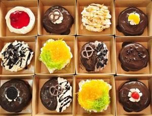 (คลิป) “จ๋อเบเกอรี่”เค้ก10บาท อดีตร้านดังตลาดพี่ญาขาย10,000 ชิ้น/วัน  ไม่มีพี่ญาอยู่พอเพียงรับแค่1,000 ชิ้น/วัน กินต้องจองคิว