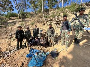 อุทยานฯ ทองผาภูมิผนึกกำลังทหาร–ตชด. ซุ่มจับแก๊งต่างด้าวลอบร่อนทองกลางป่าต้นน้ำชั้น 1A รวบคาหลุม 3 ราย ที่เหลือเผ่นหนีเข้าความมืด