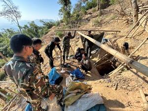 อุทยานฯ ทองผาภูมิผนึกกำลังทหาร–ตชด. ซุ่มจับแก๊งต่างด้าวลอบร่อนทองกลางป่าต้นน้ำชั้น 1A รวบคาหลุม 3 ราย ที่เหลือเผ่นหนีเข้าความมืด