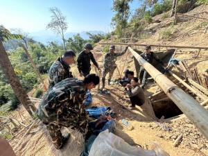 อุทยานฯ ทองผาภูมิผนึกกำลังทหาร–ตชด. ซุ่มจับแก๊งต่างด้าวลอบร่อนทองกลางป่าต้นน้ำชั้น 1A รวบคาหลุม 3 ราย ที่เหลือเผ่นหนีเข้าความมืด