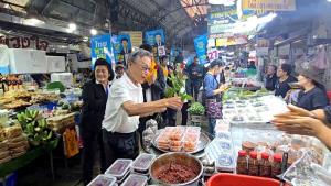 “ชวน” ควงผู้สมัครประชาธิปัตย์ลุยตลาดแม่กลอง ขอคะแนนชาวสมุทรสงคราม ย้ำตัดวงจรซื้อเสียง ดันนโยบายทำได้จริง