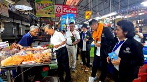“ชวน” ควงผู้สมัครประชาธิปัตย์ลุยตลาดแม่กลอง ขอคะแนนชาวสมุทรสงคราม ย้ำตัดวงจรซื้อเสียง ดันนโยบายทำได้จริง