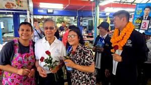 “ชวน” ควงผู้สมัครประชาธิปัตย์ลุยตลาดแม่กลอง ขอคะแนนชาวสมุทรสงคราม ย้ำตัดวงจรซื้อเสียง ดันนโยบายทำได้จริง