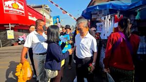 “ชวน” ควงผู้สมัครประชาธิปัตย์ลุยตลาดแม่กลอง ขอคะแนนชาวสมุทรสงคราม ย้ำตัดวงจรซื้อเสียง ดันนโยบายทำได้จริง