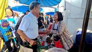 “ชวน” ควงผู้สมัครประชาธิปัตย์ลุยตลาดแม่กลอง ขอคะแนนชาวสมุทรสงคราม ย้ำตัดวงจรซื้อเสียง ดันนโยบายทำได้จริง