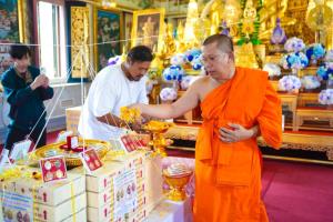 “เจ้าคุณน้อยเมตตาอธิษฐานจิต ‘เหรียญหลวงพ่อห้อม รุ่นพิเศษ’ สมทบสร้างรูปหล่อองค์ใหญ่ที่สุดเมืองสุโขทัย”