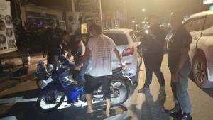 ตำรวจทุบกระจกรถเก๋งบุกจับยาเสพติดชาวไนจีเรีย พบประวัติไม่ธรรมดา