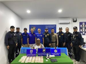 ตำรวจทุบกระจกรถเก๋งบุกจับยาเสพติดชาวไนจีเรีย พบประวัติไม่ธรรมดา