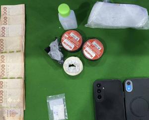 ตำรวจทุบกระจกรถเก๋งบุกจับยาเสพติดชาวไนจีเรีย พบประวัติไม่ธรรมดา