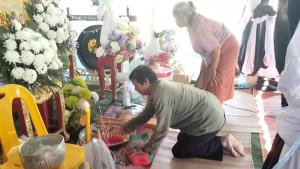 (คลิป)สลดทั้งหมู่บ้าน!สาวสุรินทร์นั่งรถไฟกลับบ้านกราบศพพ่อ โชคร้ายเจอเครนถล่มทับดับ