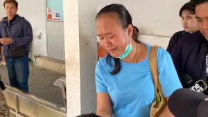 (คลิป)นาทีภาพบีบหัวใจ! หลานนั่งกอดภาพน้าสาวร้องไห้ไม่หยุด เหยื่อเครนมรณะถล่มทับรถไฟ 32 ศพ พิสูจน์ตัวตนได้แล้ว 13 ราย