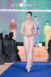 รมว. ซาบีดา เปิดงานนิทรรศการชุดไทยพระราชนิยม เทิดพระเกียรติ สมเด็จพระนางเจ้าสิริกิติ์ พระบรมราชินีนาถ พระบรมราชชนนีพันปีหลวง ภายใต้โครงการส่งเสริมศักยภาพวัฒนธรรมไทยประยุกต์สู่สากล