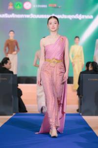 รมว. ซาบีดา เปิดงานนิทรรศการชุดไทยพระราชนิยม เทิดพระเกียรติ สมเด็จพระนางเจ้าสิริกิติ์ พระบรมราชินีนาถ พระบรมราชชนนีพันปีหลวง ภายใต้โครงการส่งเสริมศักยภาพวัฒนธรรมไทยประยุกต์สู่สากล