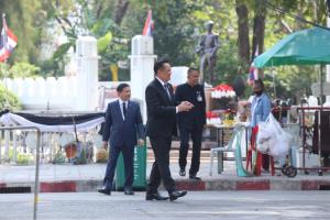 “อนุทิน” เดินจากตึกไทยฯ ไหว้กรมหลวงชุมพร หลังนั่งนายกฯ หลายเดือนจนจะพ้นวาระ ป้าร้านดอกไม้โอดเจอม็อบบ่อยขายของไม่ได้