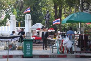 “อนุทิน” เดินจากตึกไทยฯ ไหว้กรมหลวงชุมพร หลังนั่งนายกฯ หลายเดือนจนจะพ้นวาระ ป้าร้านดอกไม้โอดเจอม็อบบ่อยขายของไม่ได้