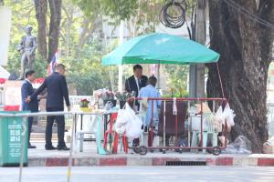“อนุทิน” เดินจากตึกไทยฯ ไหว้กรมหลวงชุมพร หลังนั่งนายกฯ หลายเดือนจนจะพ้นวาระ ป้าร้านดอกไม้โอดเจอม็อบบ่อยขายของไม่ได้