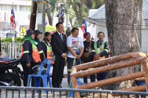 “อนุทิน” เดินจากตึกไทยฯ ไหว้กรมหลวงชุมพร หลังนั่งนายกฯ หลายเดือนจนจะพ้นวาระ ป้าร้านดอกไม้โอดเจอม็อบบ่อยขายของไม่ได้