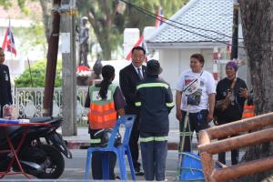 “อนุทิน” เดินจากตึกไทยฯ ไหว้กรมหลวงชุมพร หลังนั่งนายกฯ หลายเดือนจนจะพ้นวาระ ป้าร้านดอกไม้โอดเจอม็อบบ่อยขายของไม่ได้