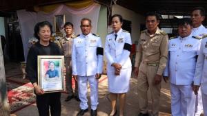 ในหลวงทรงรับศพผู้เสียชีวิตไว้ในพระบรมราชานุเคราะห์ ผู้ว่าฯ อุดรธานีรุดมอบเงินพระราชทาน เยี่ยมครอบครัวผู้สูญเสีย