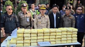 ตำรวจ สภ.เมืองชัยนาท ตั้งด่านถนนเอเชีย สกัดรถ 6 ล้อขนส้ม ซุกยาบ้ากว่า 5 แสนเม็ด รวบคนขับอ้างไม่รู้ของ