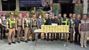 ตำรวจ สภ.เมืองชัยนาท ตั้งด่านถนนเอเชีย สกัดรถ 6 ล้อขนส้ม ซุกยาบ้ากว่า 5 แสนเม็ด รวบคนขับอ้างไม่รู้ของ